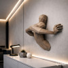 Hombre saliendo de la pared